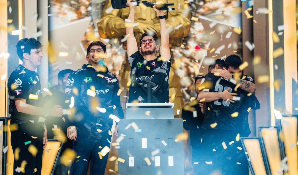 Clan Faze 勇奪 2025 年 Six 國際邀請賽世界冠軍！ Clan Faze 在驚心動魄的總決賽中奪冠 捧起象徵榮耀的「大鎚獎盃」 捧起象徵榮耀的「大鎚獎盃」