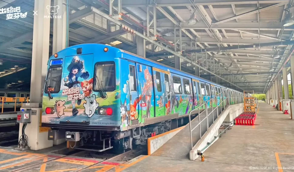《出發吧麥芬》X《線條小狗Maltese》聯動列車於台北捷運板南線可愛出發!《拿坡里披薩》全新合作道具搶先看! 《出發吧麥芬》X《線條小狗Maltese》聯動列車於台北捷運板南線可愛出發!《拿坡里披薩》全新合作道具搶先看!