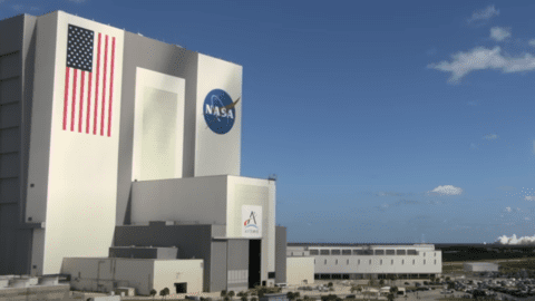 美國五十年來首次登陸月球，但過程並不順利