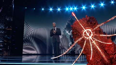 傑夫·基斯利 (Geoff Keighley) 的惡魔遊戲獎巨石被發現在洛杉磯 傑夫·基斯利 (Geoff Keighley) 的惡魔遊戲獎巨石被發現在洛杉磯