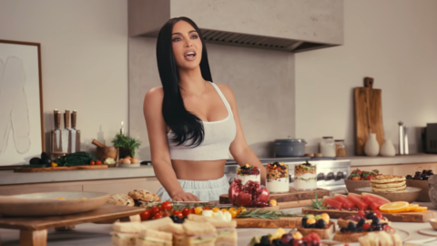 金·卡戴珊 (Kim Kardashian) 是一名“體面”的《堡壘之夜》玩家 金·卡戴珊 (Kim Kardashian) 是一名“體面”的《堡壘之夜》玩家