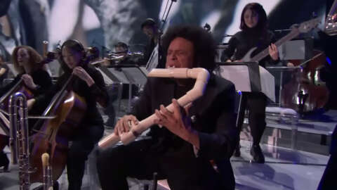 長笛人展示他在遊戲頒獎典禮上演奏的傳奇長笛收藏 長笛人展示他在遊戲頒獎典禮上演奏的傳奇長笛收藏