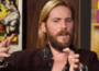 特洛伊貝克 (Troy Baker) 戲弄喬爾 (Joel) 的未來，他是《最後生還者》中死去的角色