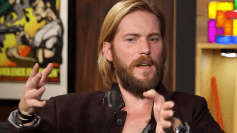 特洛伊貝克 (Troy Baker) 戲弄喬爾 (Joel) 的未來，他是《最後生還者》中死去的角色
