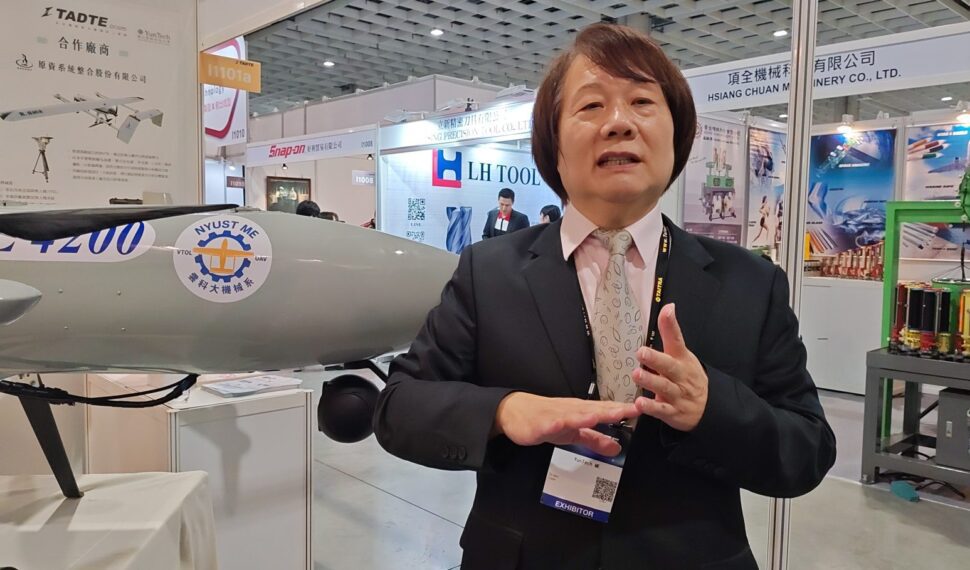 雲科大無人機團隊力推油電混合引擎 施國亮:與產業合作培育更多優秀人才 雲科大無人機團隊力推油電混合引擎 施國亮:與產業合作培育更多優秀人才