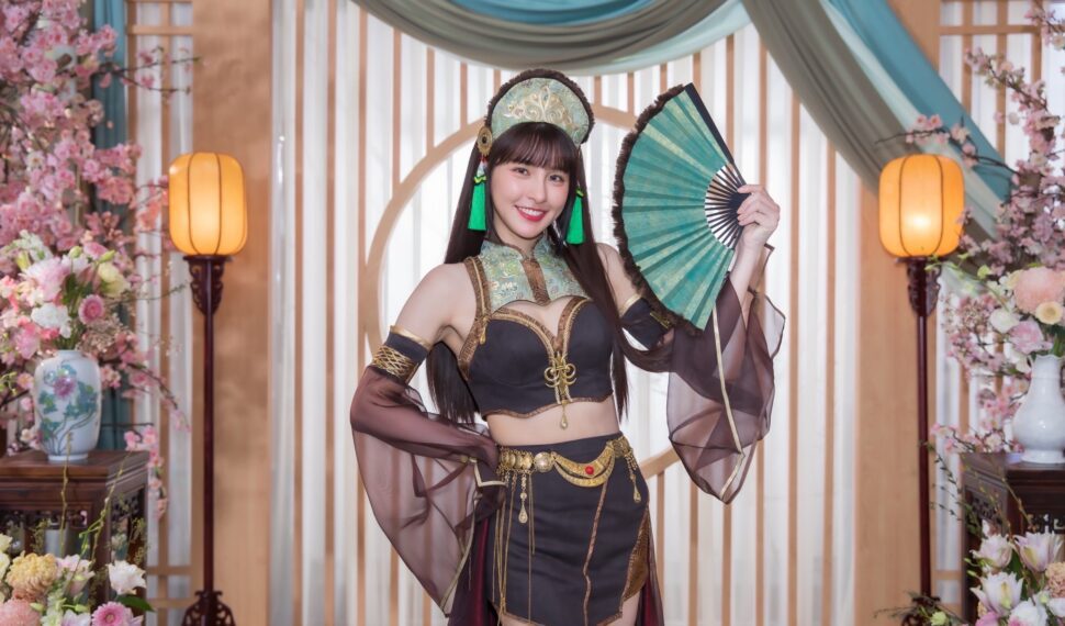 啦啦隊女神～峮峮  為手遊《三國群英傳 M》化身經典人物大喬