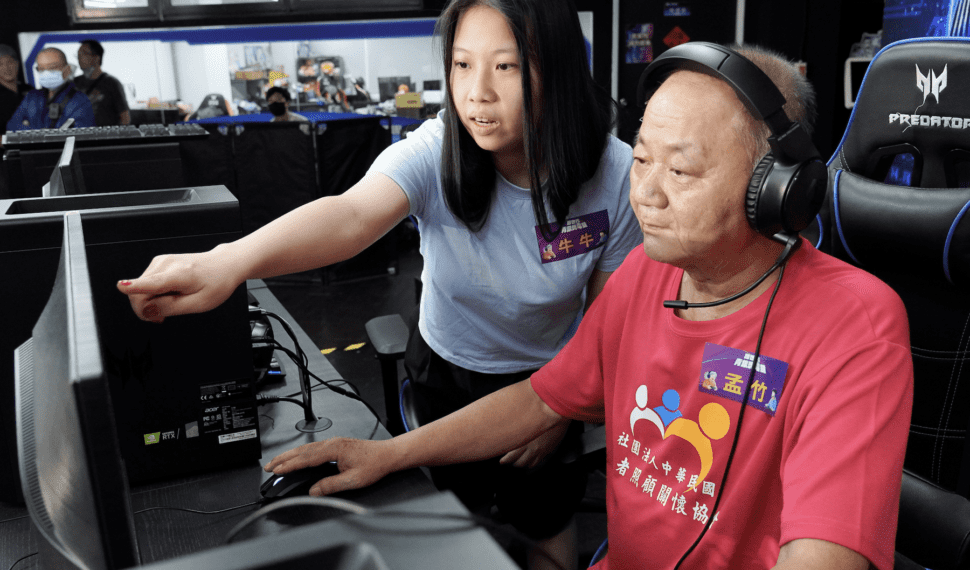 侯友宜與長輩電競同樂 新北9月推全台首創銀髮電競課程 打造跨世代學習場域
