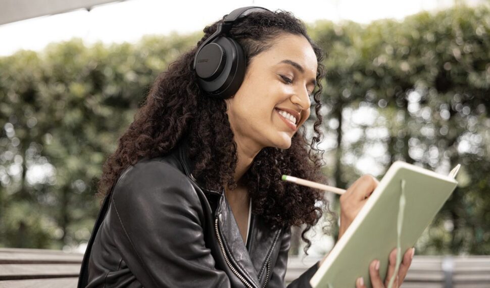 Shure全新炫酷黑鋁金AONIC 50 Gen 2華麗登場　無線降噪耳罩式耳機攜手SE專業監聽耳機打造行動工作室